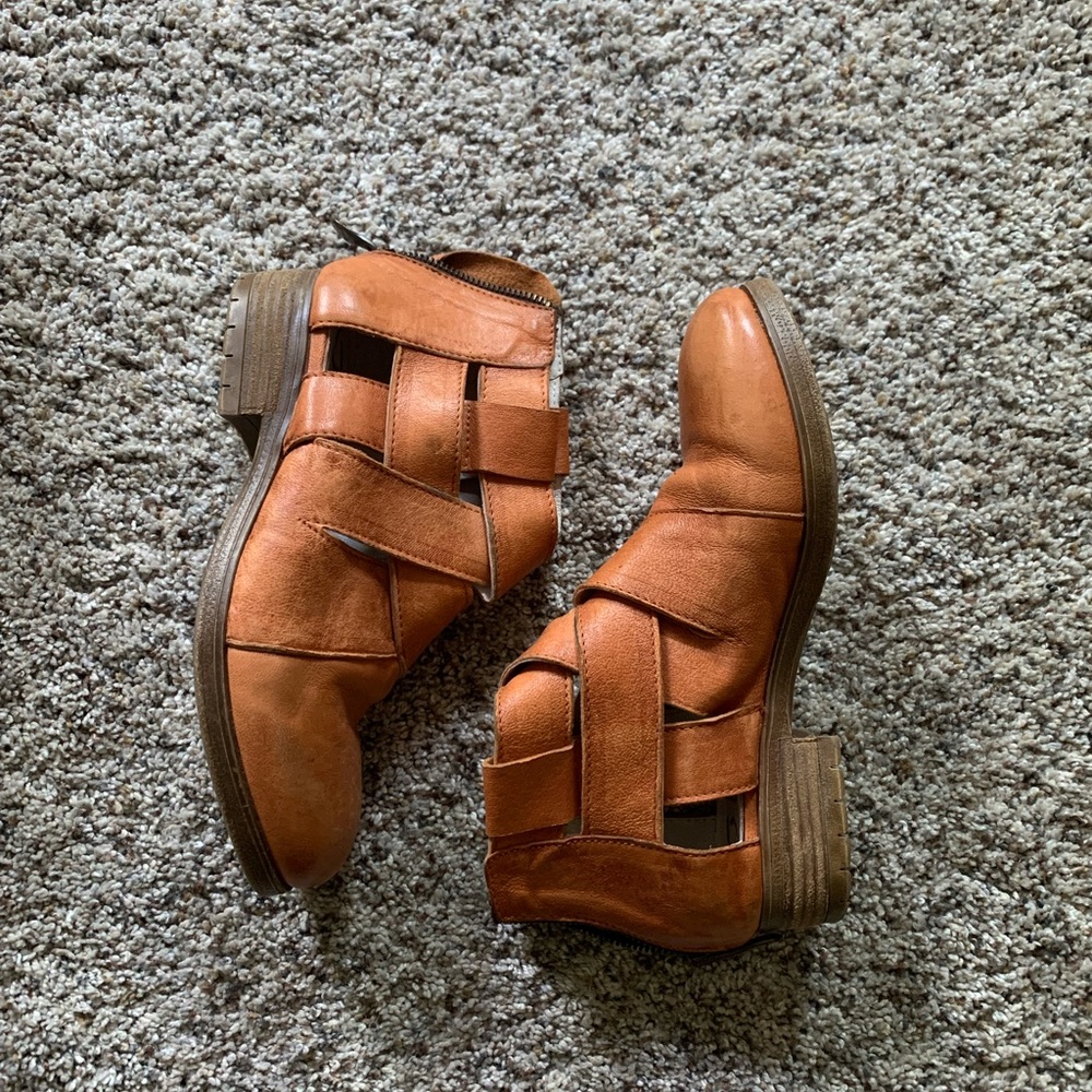 Kanna leather camel color flats, size 6